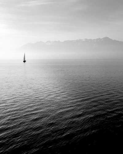 Schwarz/weissfoto: Stille, Segelboot, getragen, schlicht